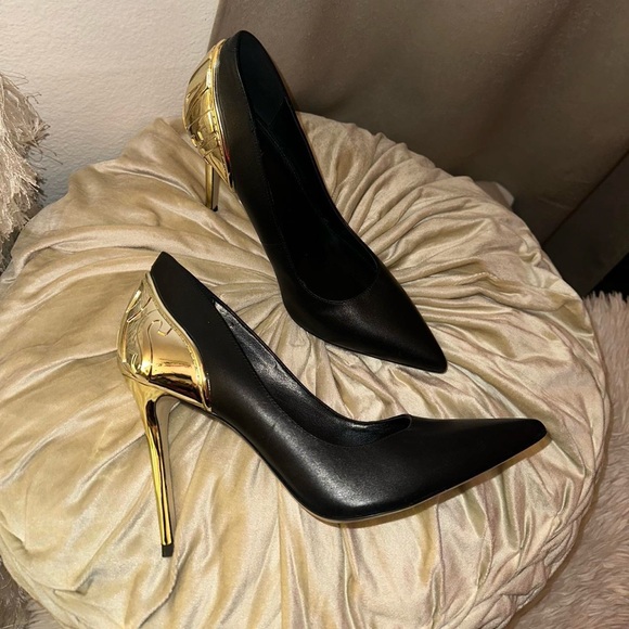 Michael Kors Khloe Pointed toe Leather Pumps - Picture 3 of 8